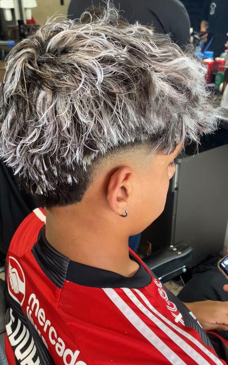 Corte texturizado com highlights prateados