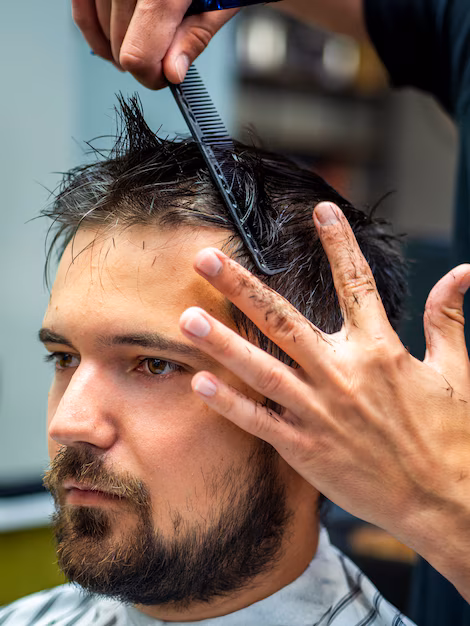 Cliente obtendo corte profissional